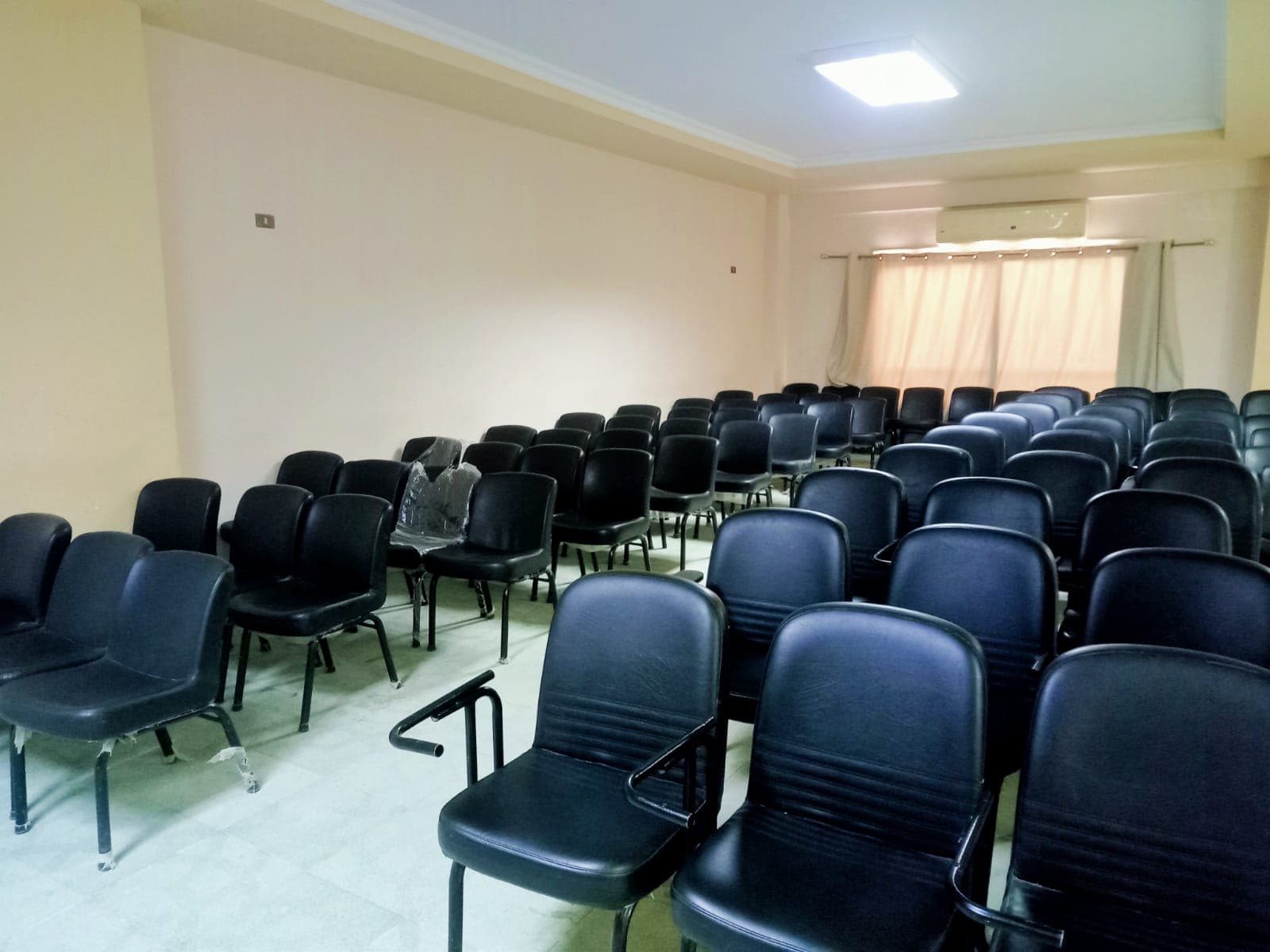 قاعة مؤتمرات مجهزة
